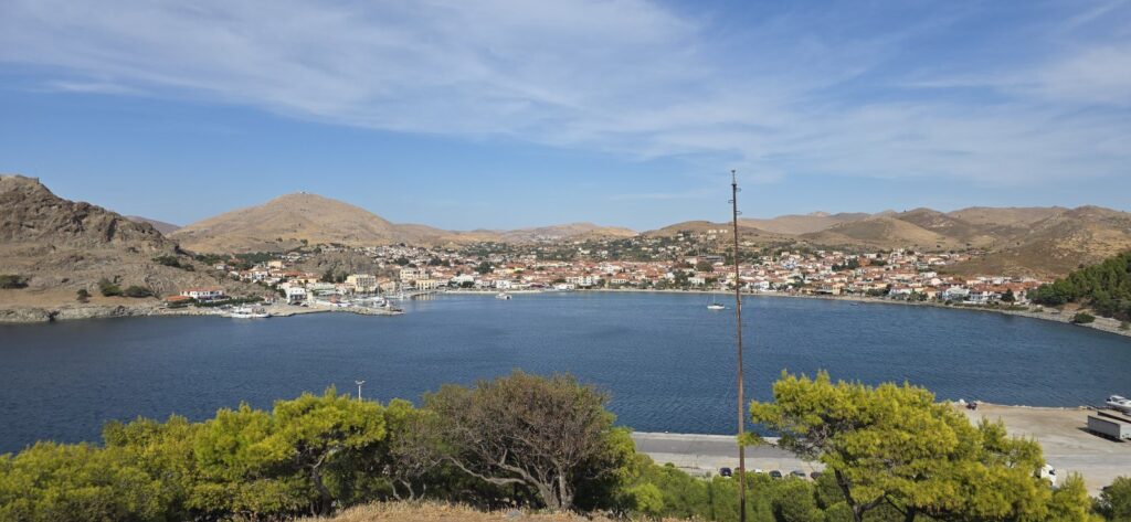Θέα στον κόλπο και την πόλη της Μύρινας