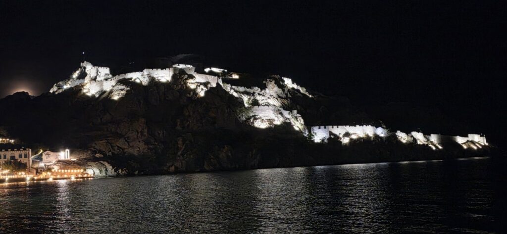 Το φωτισμένο κάστρο της Μύρινας τη νύχτα