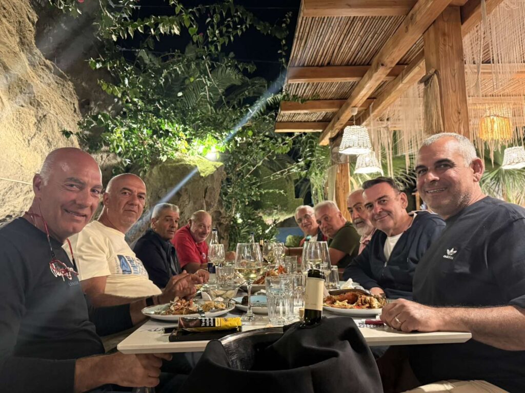 Βραδινό τραπέζι των μελών του ΜΟΦΣ στη Λήμνο