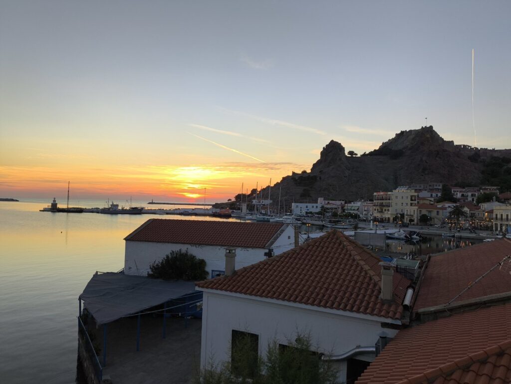 Ηλιοβασίλεμα στη Μύρινα με το κάστρο