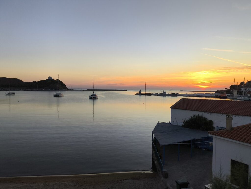 Ηλιοβασίλεμα πάνω από το λιμάνι