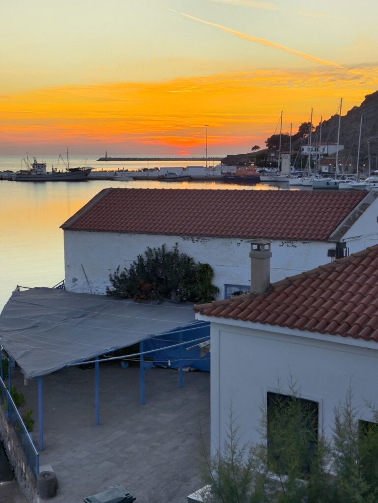 Το λιμάνι της Μύρινας στο ηλιοβασίλεμα