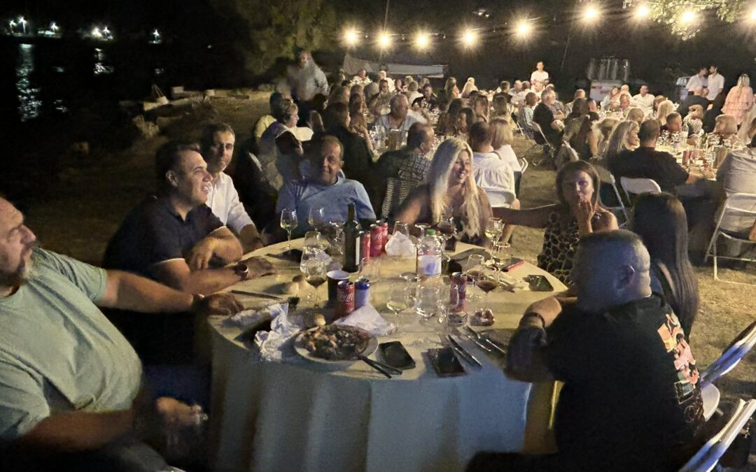 Τραπέζια με φωτάκια δίπλα στη θάλασσα στο ΠΑΡΑ ΘΙΝ' ΑΛΟΣ 2026